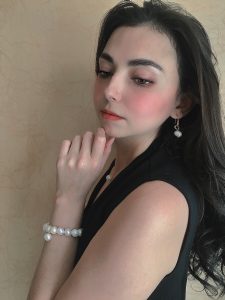 Fernanda usando collar basico con perla, aretes basicos con perlas y pulsera de perlas 10mm con perla colgante.